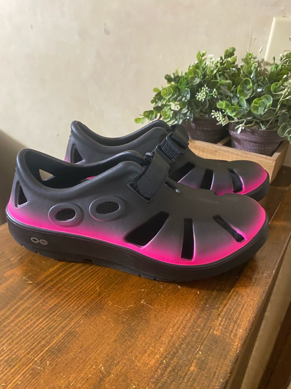 Oofos Oocandoo Womens Size 9 Men’s Size 7 Recovery Shoes Sandals Pink Black